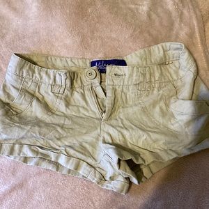 Miley Cyrus khaki shorts